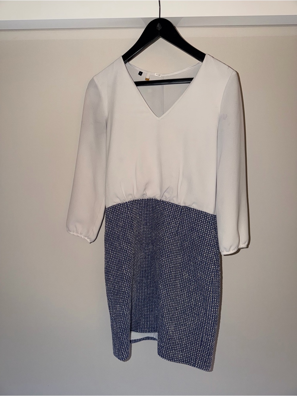 V-Neck Two-Tone Long Sleeve Dress in White and Navy